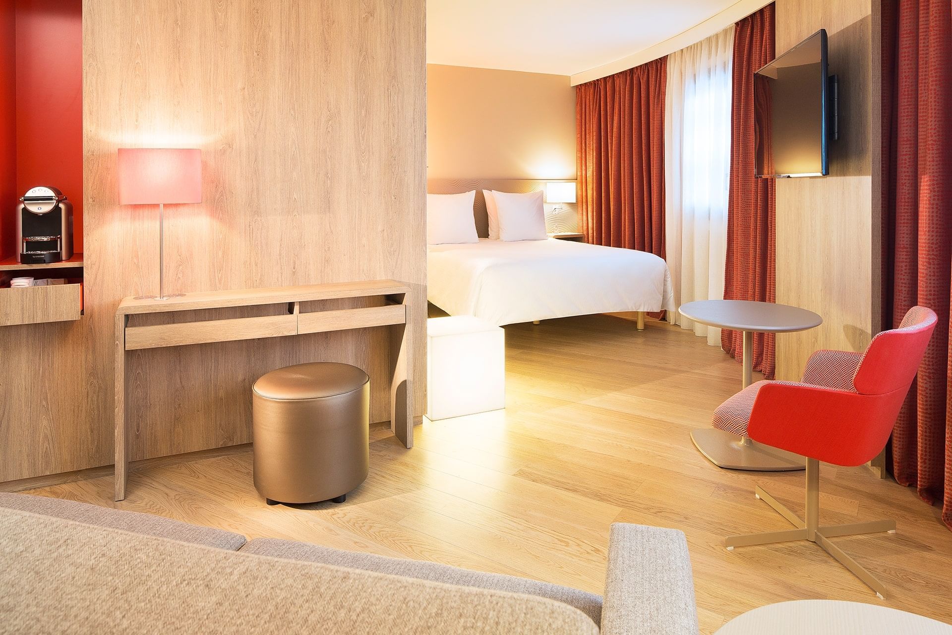 Meubles dans une chambre Prestige à l'Oceania Paris Roissy CDG