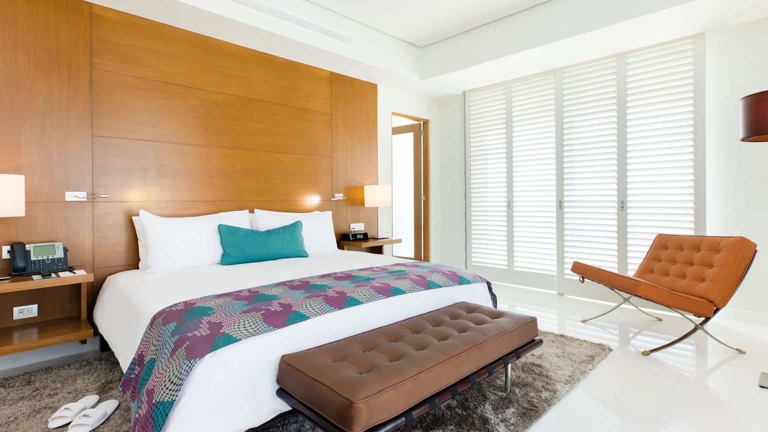 Cama King y banco de dormitorio, Ático de un dormitorio, Palacio Mundo