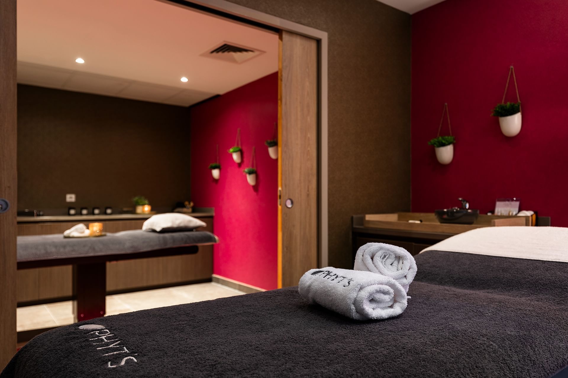 Intérieur et décor de la salle de spa avec lits et coin lavabo à l'Oceania Paris Roissy CDG