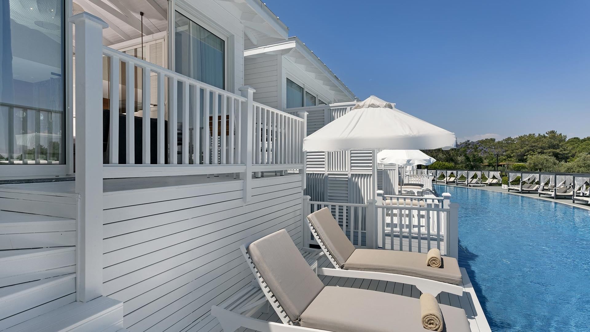 Терраса Maldive House в Titanic Deluxe Golf Belek — с видом на олимпийский бассейн.