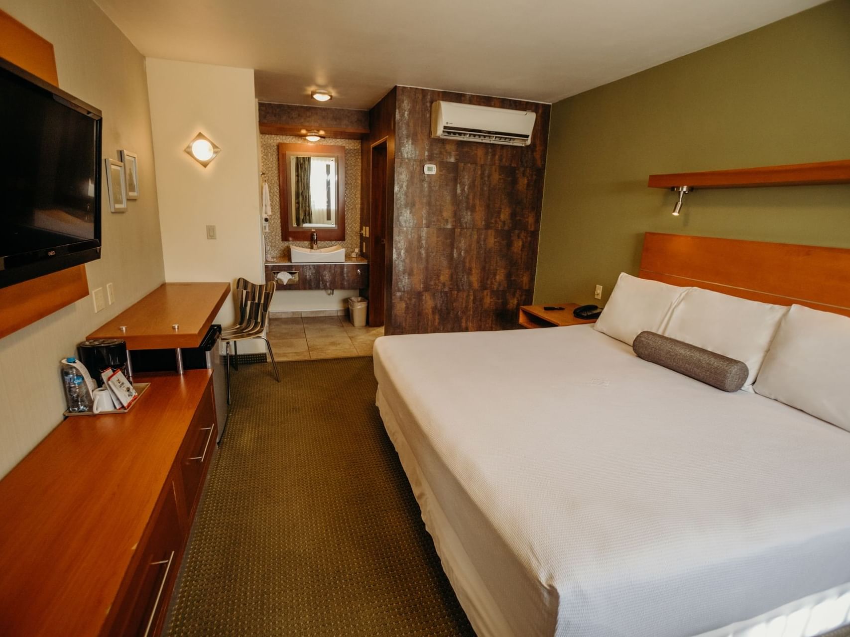 Double bed and TV in Executive room at Araiza Hotel Calafia