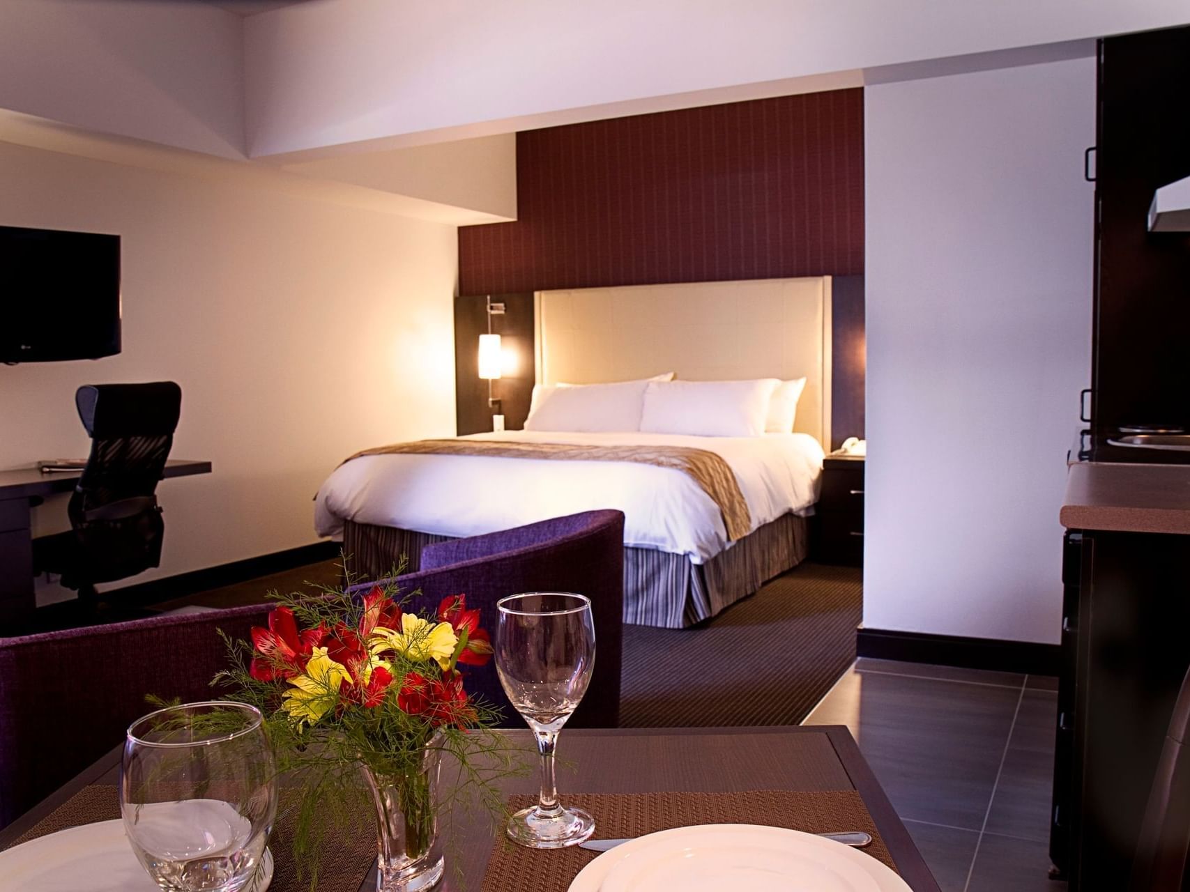 Dining area in Standard Studio-Kitchenette, Ruby Foo's Hotel