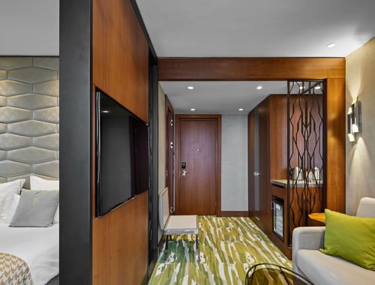 TV-Empfangsbereich mit Sofa in der Junior Suite im Titanic Chaussee Berlin