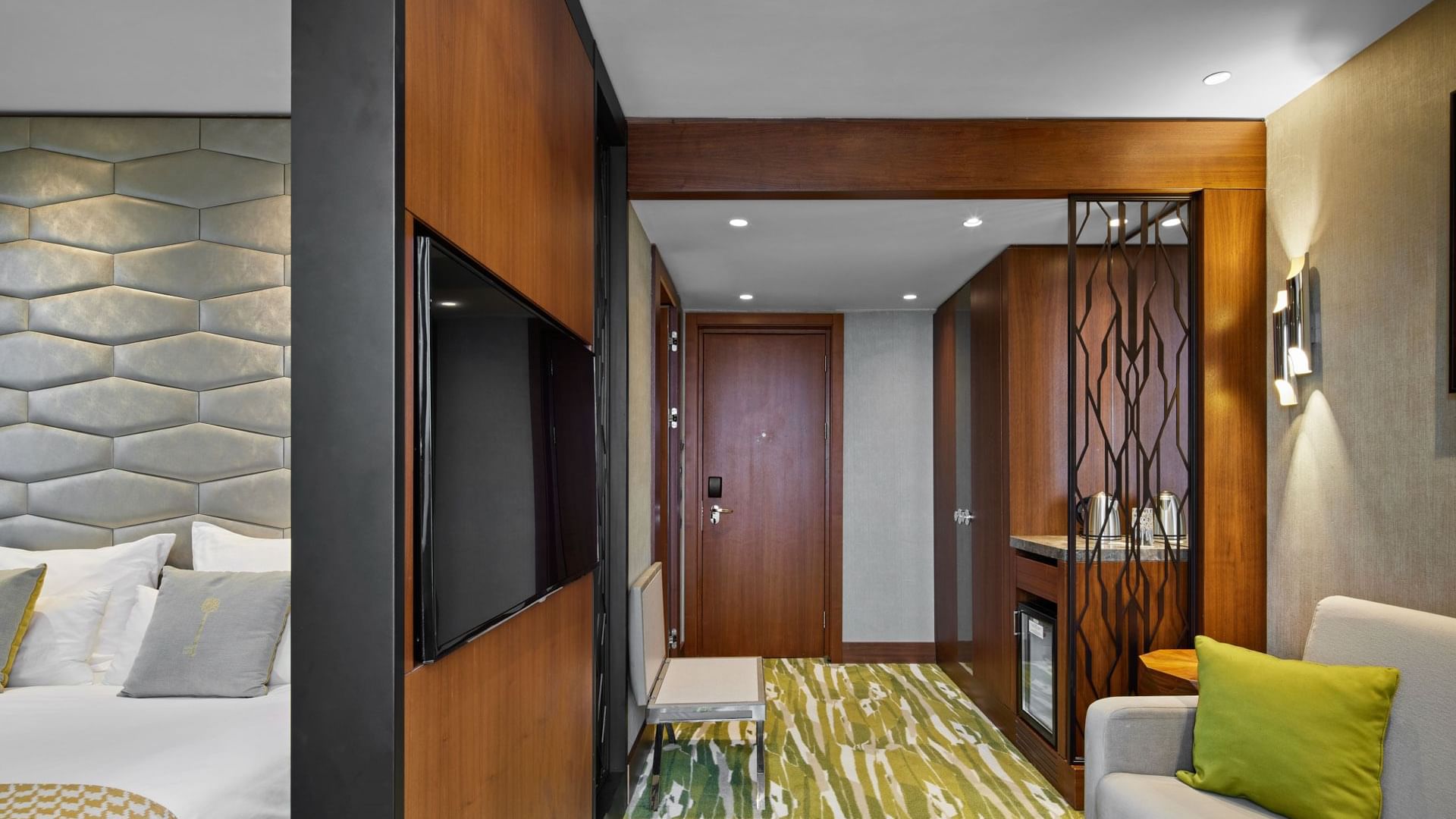 TV-Empfangsbereich mit Sofa in der Junior Suite im Titanic Chaussee Berlin