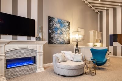 TV, fireplace, comfy sofas & striped wallpaper in Presidential suite at Retro Suites Hotel