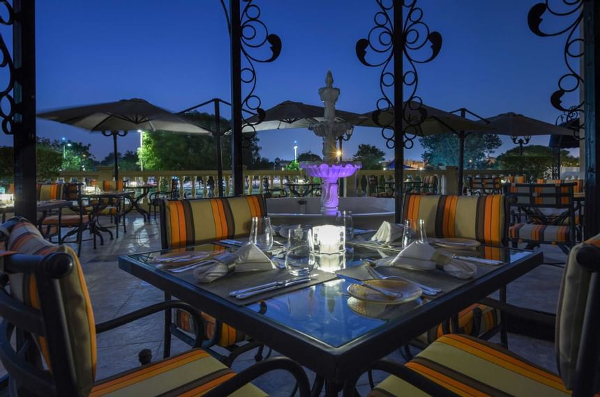 view of the restaurant by night at Al Aziziyah Boutique Hotel Do
