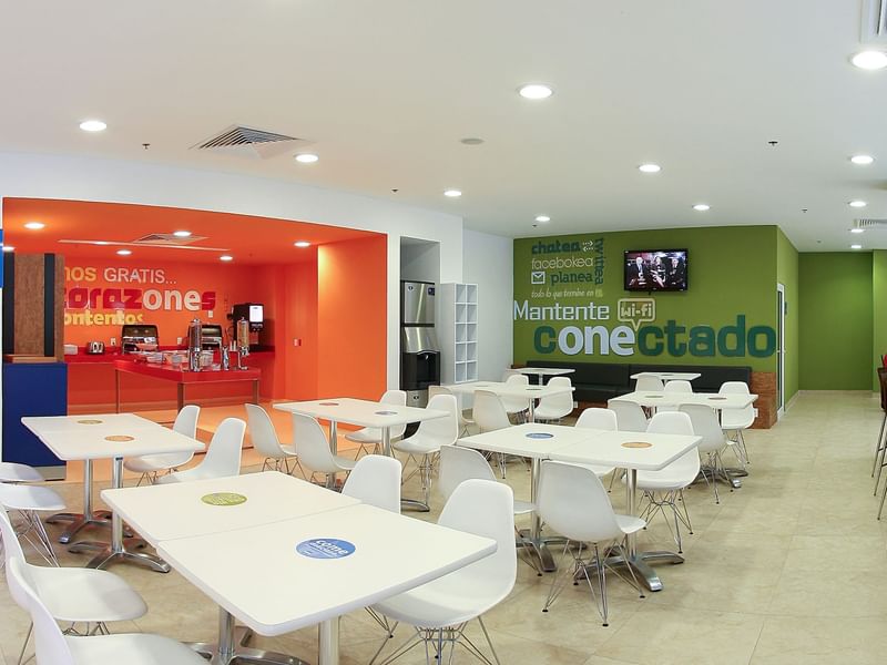 Interior de una zona de comedor en una sala de desayunos de One Hotels