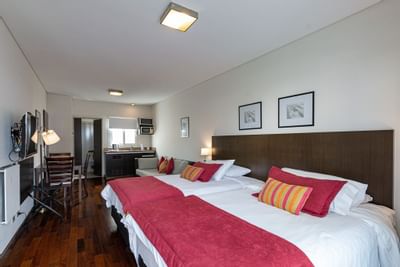 Dos camas dobles en la habitación Junior Suite Queen en Argenta Suites