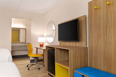 Double Guestroom bedroom with a TV & furniture at Hotel Bo West