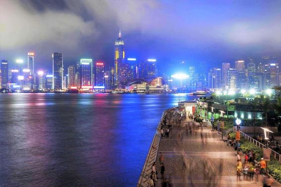 位於尖沙咀心臟地帶，坐擁優越地理位置，從香港百樂酒店步行10分鐘可達尖沙咀海濱花園。
