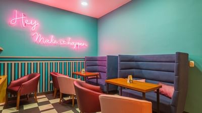 mesas para comer en restaurante hotel pop art