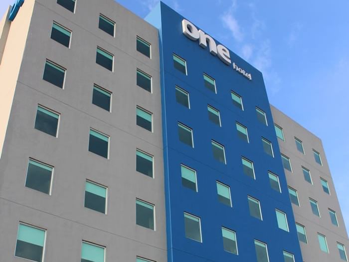 Vista exterior en ángulo bajo del hotel en One Silao