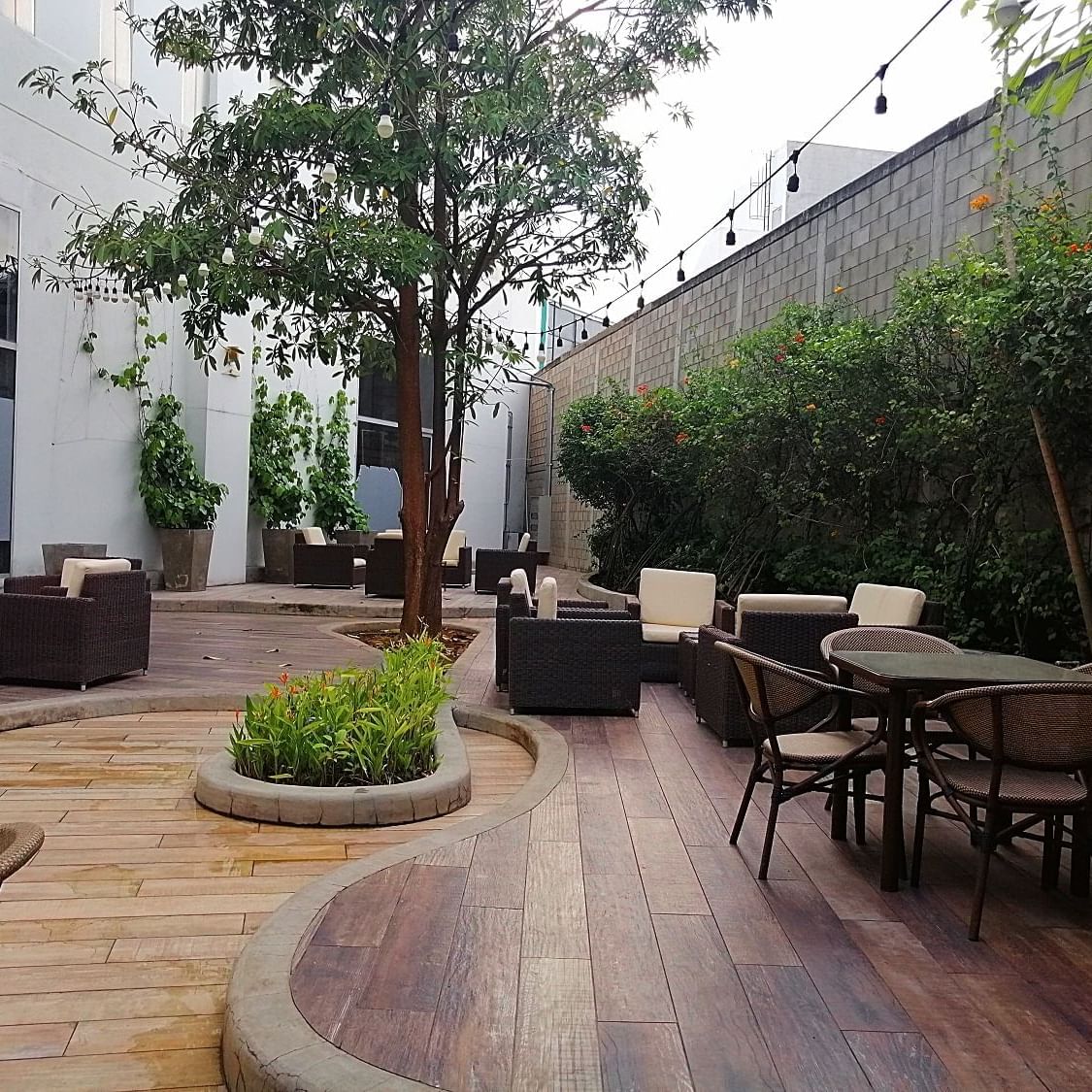 Outdoor dining area at Hotel CLC Mamonal Cartagena