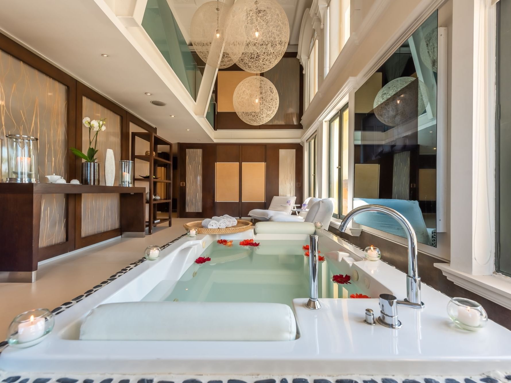 Jacuzzi del lujoso Spa del Hotel Charleston Santa Teresa en Cartagena, con pétalos de rosa y velas.