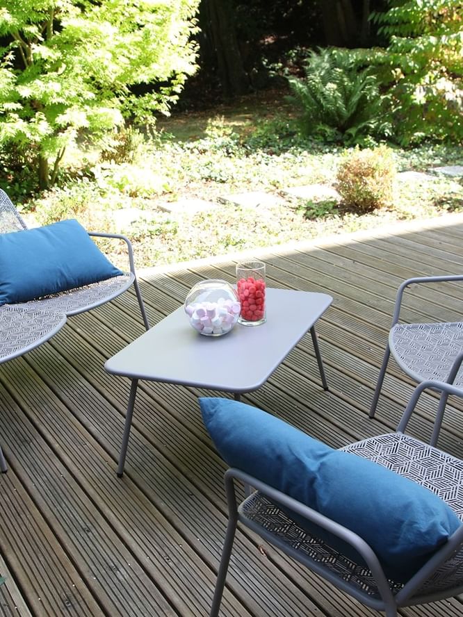 Sièges sur un patio à Escale Oceania Rennes