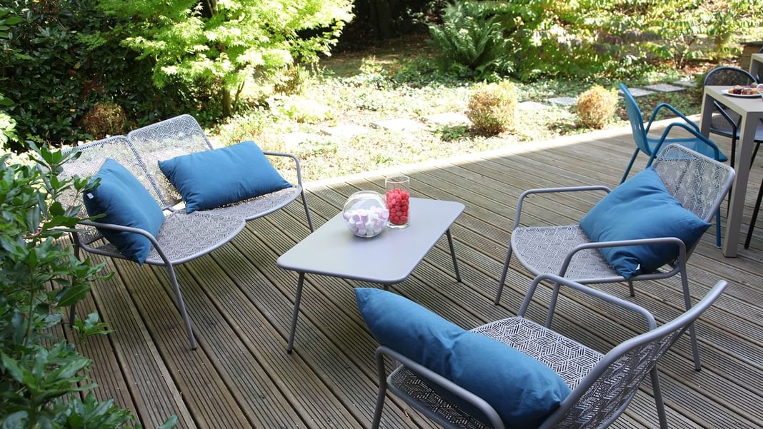 Sièges sur un patio à Escale Oceania Rennes