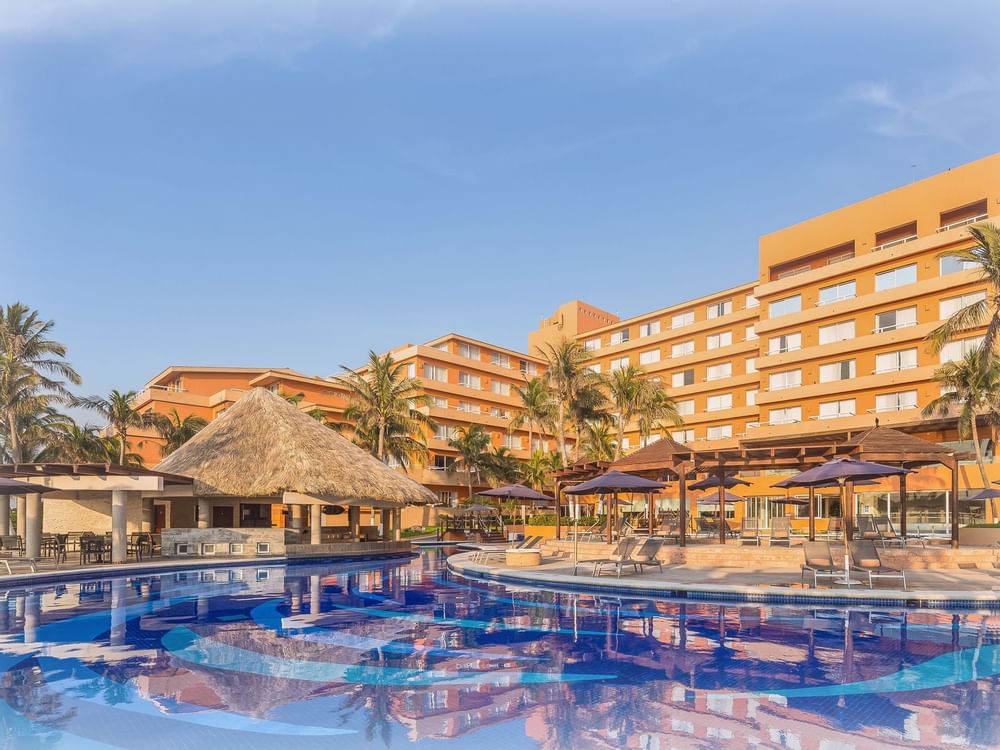 Swimming pool with pool beds of Grand Fiesta Americana Veracruz