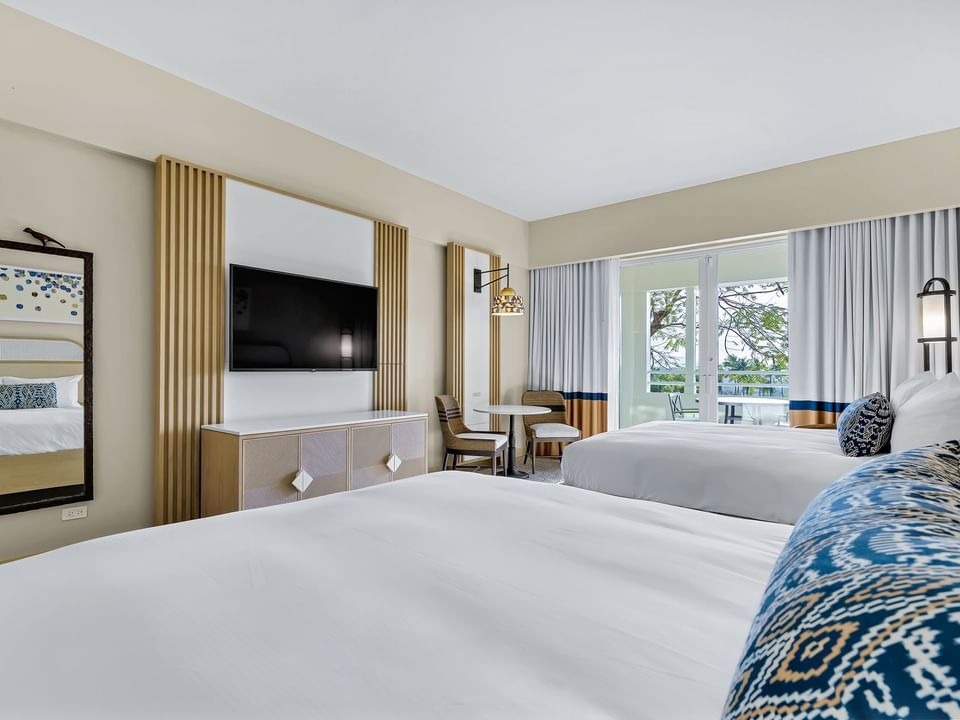 Doble Cama queen con TV en Las Vistas con vista a el campo de golf en El Conquistador Resort