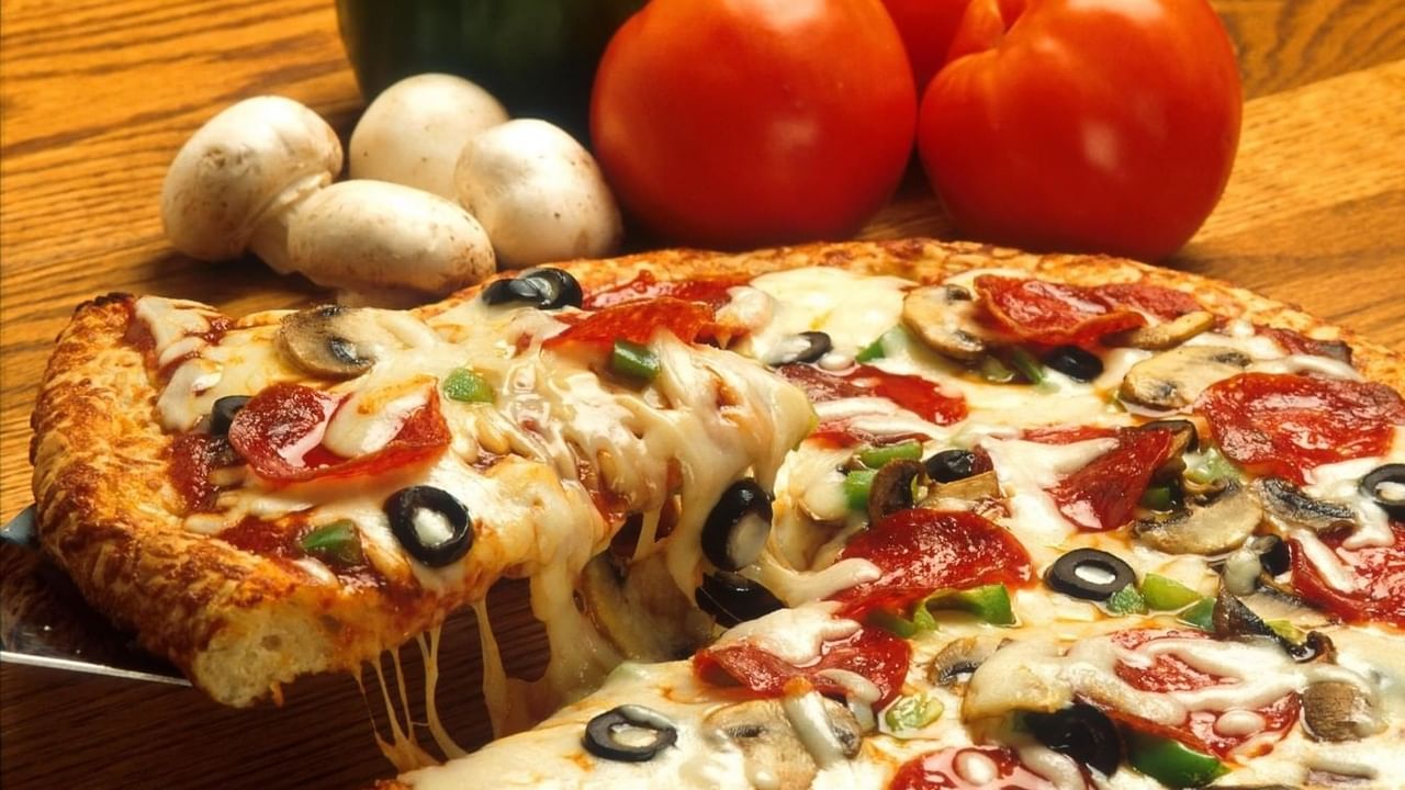 Cheese pizza with pepporoni, black olives, mushrooms and green peppers