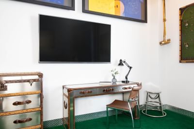 Working space in King Premiere Game Time at Retro Suites Hotel