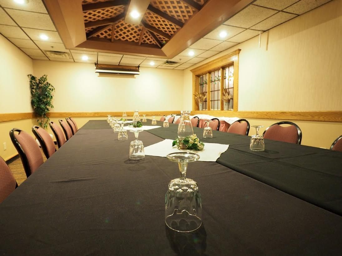 Table arrangement in Mitchell room at Evergreen Resort