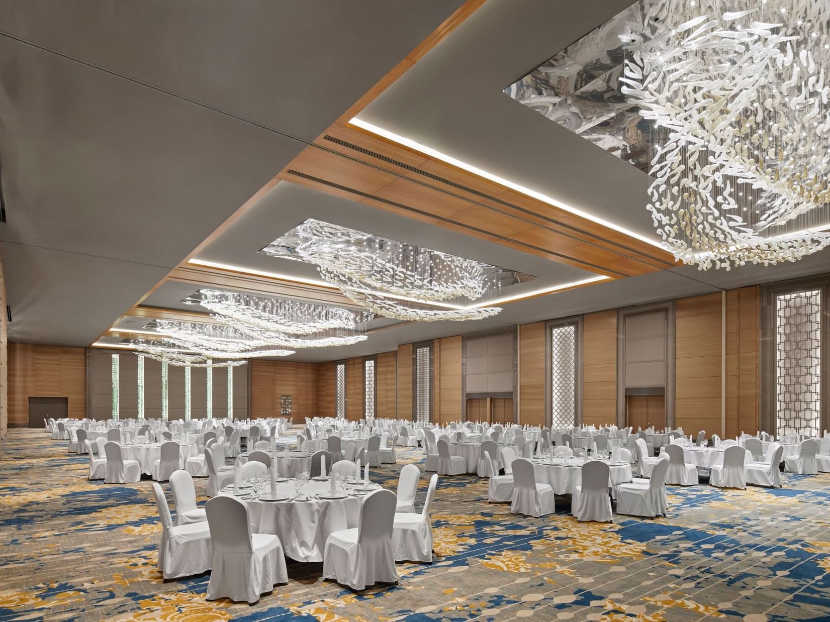 Banketttisch-Anordnung im Ballsaal I+II des Titanic Chaussee Berlin.