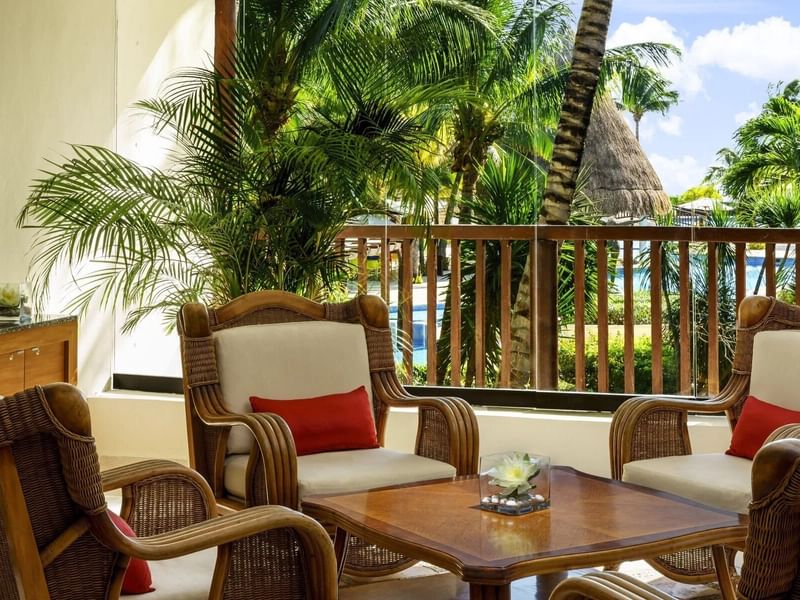 Balcón con salón y zona tranquila en The Reef coco Beach Hotel