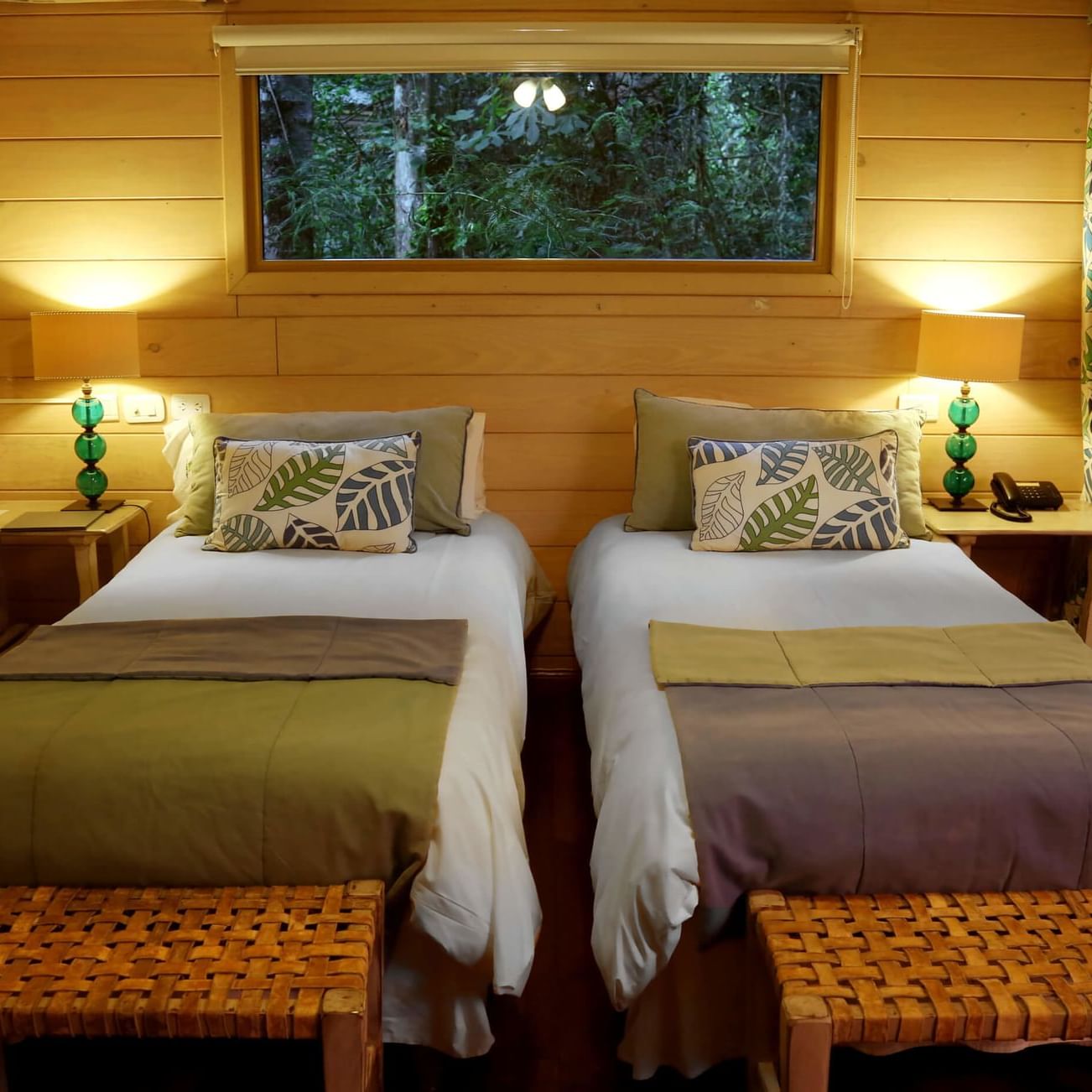 Interior of a Double room with twin beds at La Cantera Lodge 