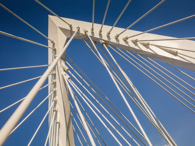 Un primer plano de Puente Matute Remus
por la mañana cerca de One Hotels