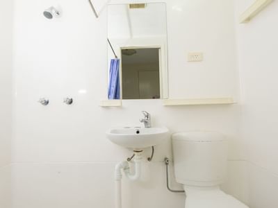 UniLodge Academie House_Studio Accommodation Bathroom