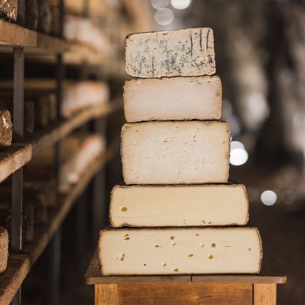 Formaggi di bunker impilati su un tavolo di legno per una masterclass.