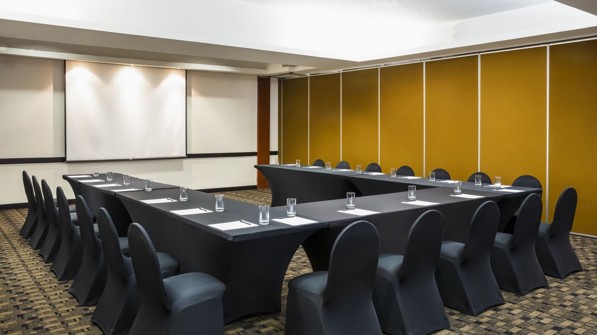 U shaped table in meeting room at F I San Luis Potosí Oriente