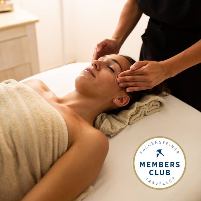 Žena uživa u opuštajućoj masaži lica u spa centru u Falkensteiner Group