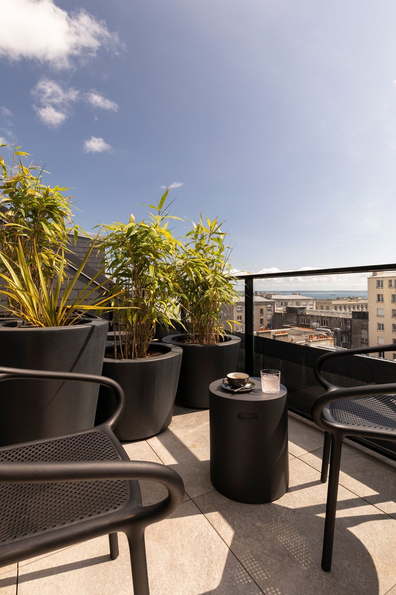 Salon avec vue sur la ville à l'Oceania Le Conti Brest