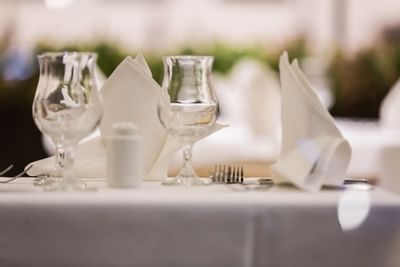 Table de restaurant prête à être servie