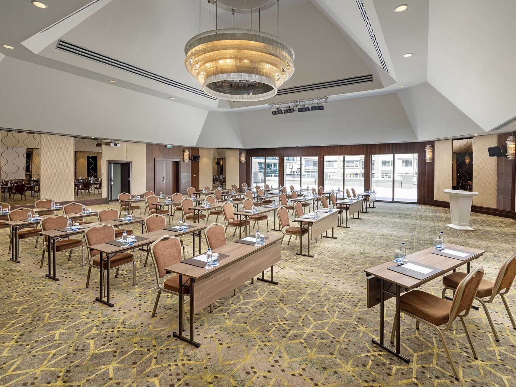 Adriatic toplantı salonunda sınıf düzeninde masalar ve geniş pencereler Titanic Port Bakırköy’de.