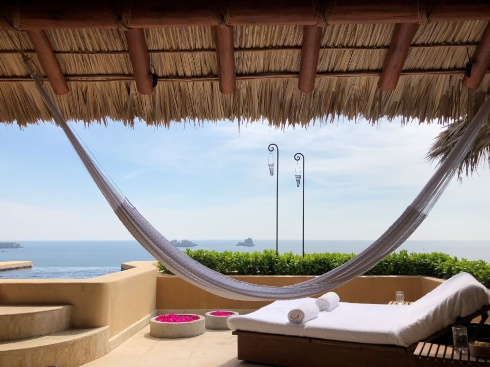 Hammock, sunbed & jacuzzi in a Room at Cala de Mar Resort