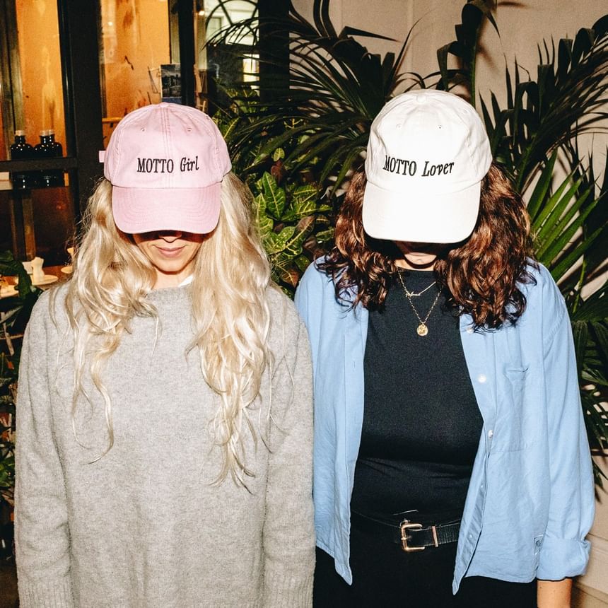 Zwei Frauen tragen Motto Kappen im Hotel Motto Wien