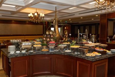 بوفيه فطور فاخر مع حلويات ومعجنات متنوعة وديكور تقليدي في Warwick Doha