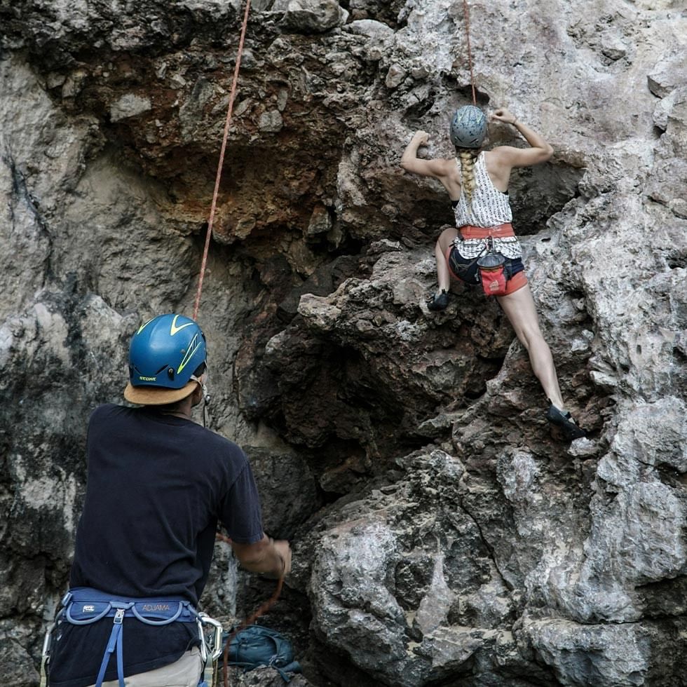 Klettersteigschein Ramsau - Kinder: Eine Frau und ein Mann beim Klettern auf einem Felsen.