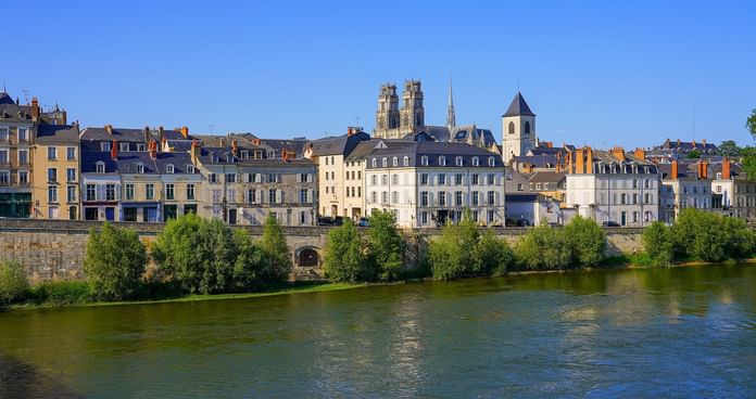Vue de loin de la ville et de la Loire près des Hôtels Oceania