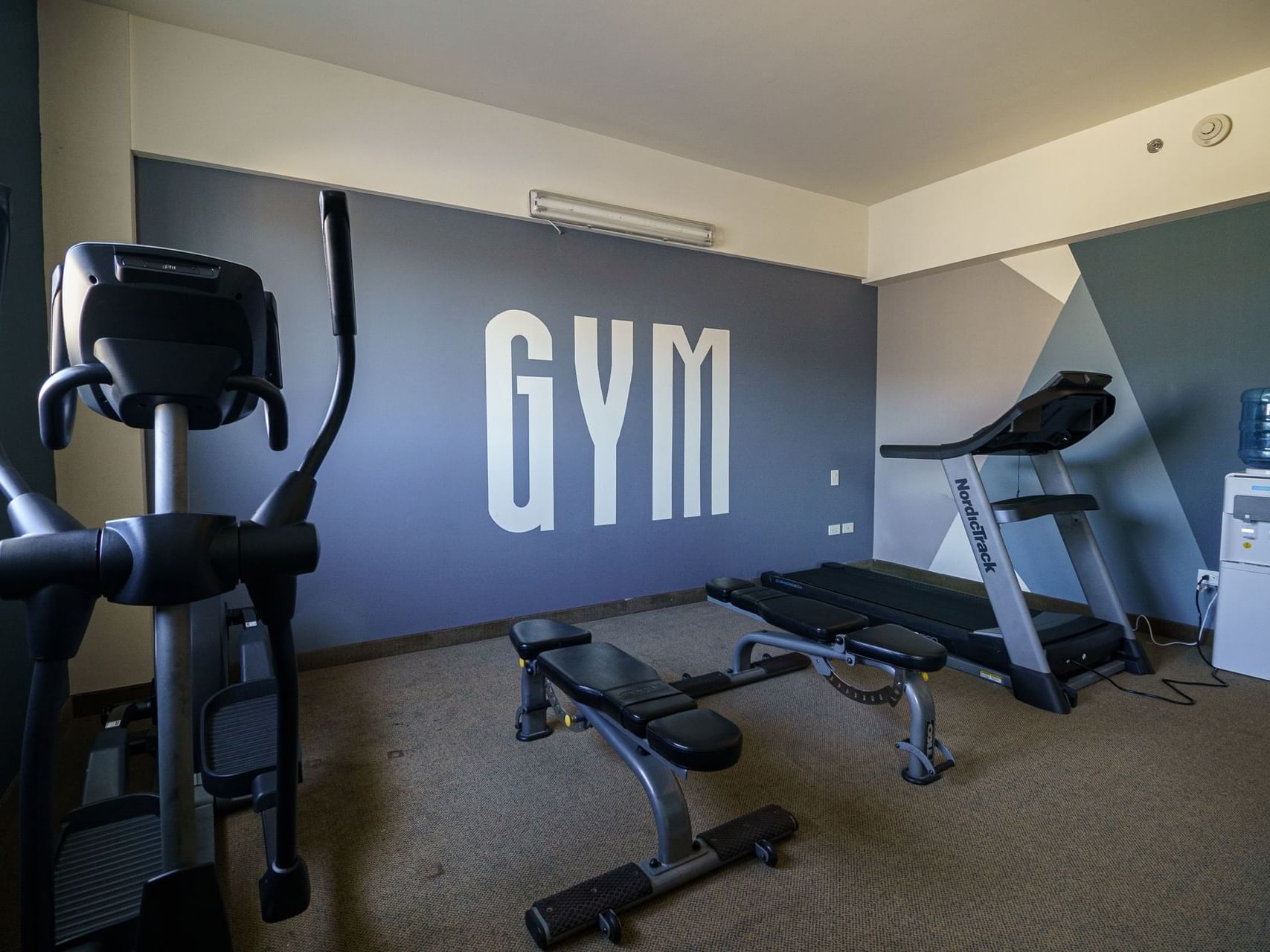 Equipment in the gym at Hotel Aeropuerto los Cabos