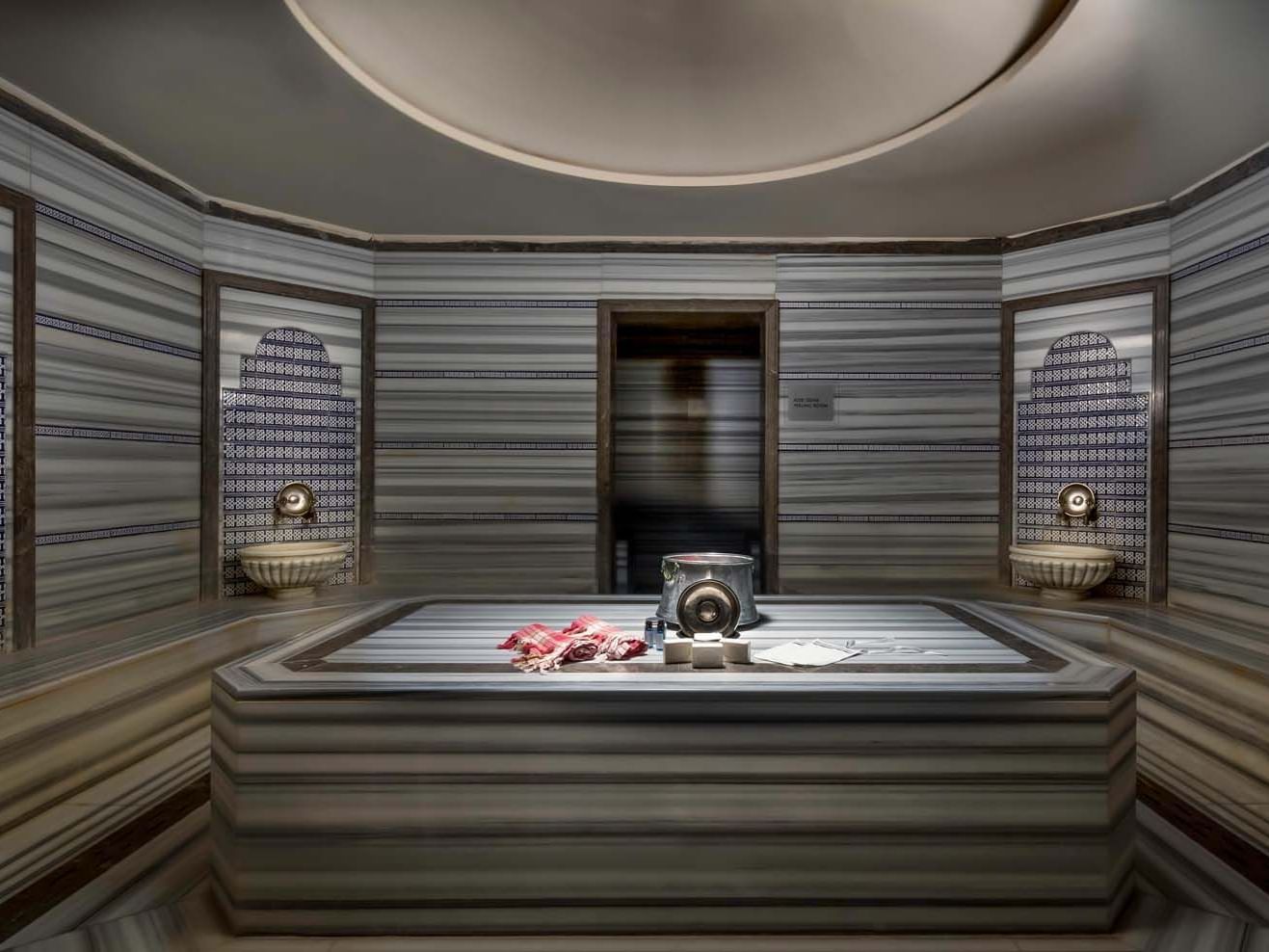 Titanic Port Bakırköy'deki BeFine Spa’nın dingin atmosferinde, lavabolarla çevrili ısıtmalı taş yataklar bedeninizi sararken, sıcaklığın ve sessizliğin uyumunu hissedin.