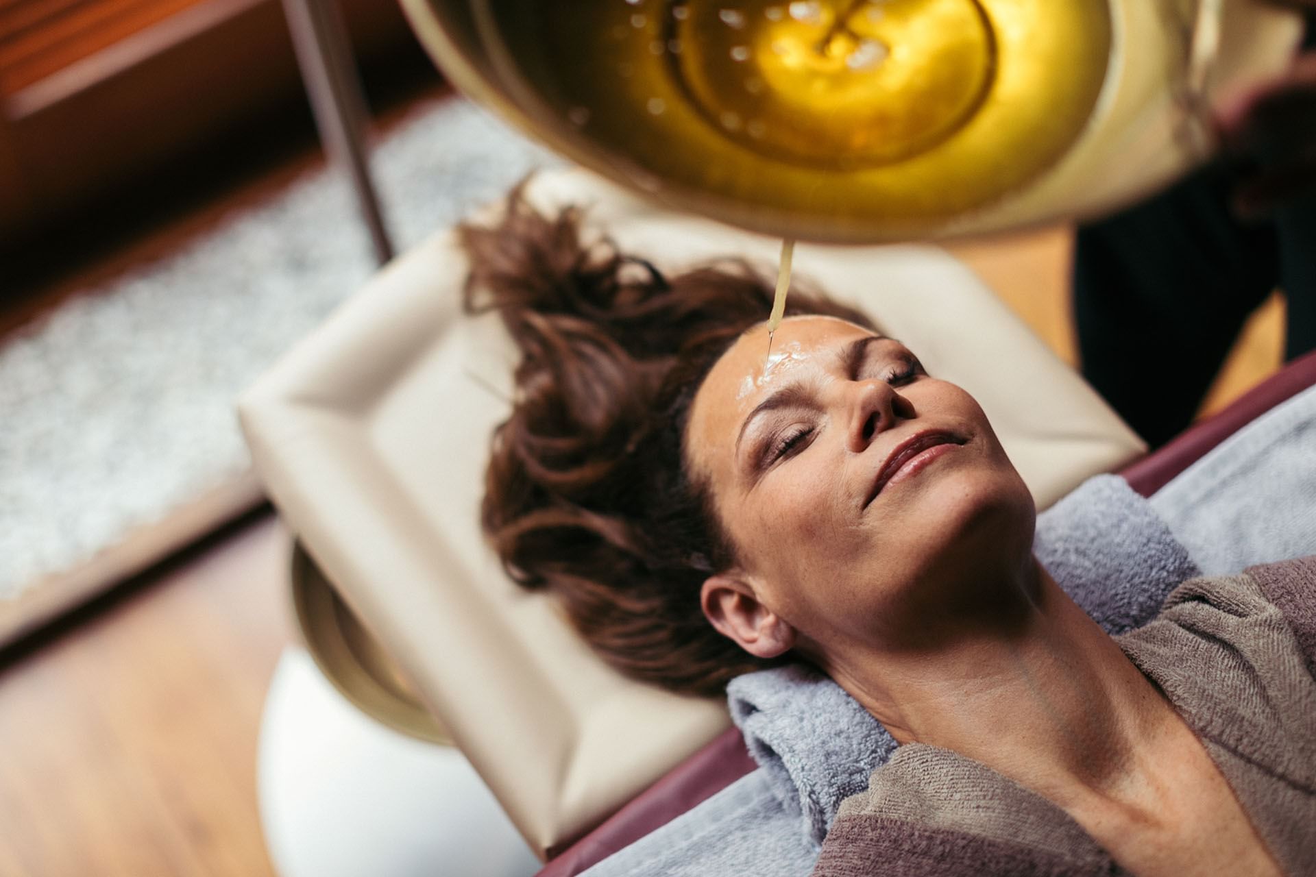 A lady receiving an ayurvedic treatment at Liebes Rot Flueh