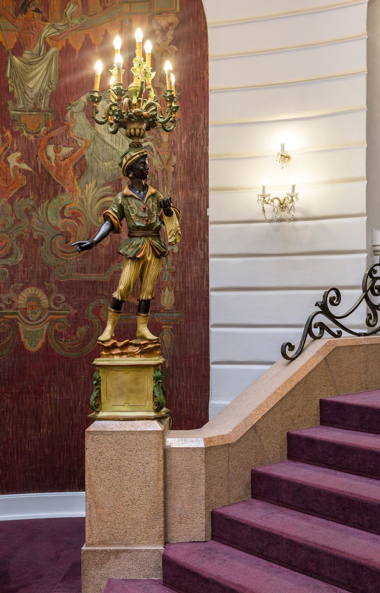 Statue près de la rampe d'escalier, Oceania Hôtel de France Nantes