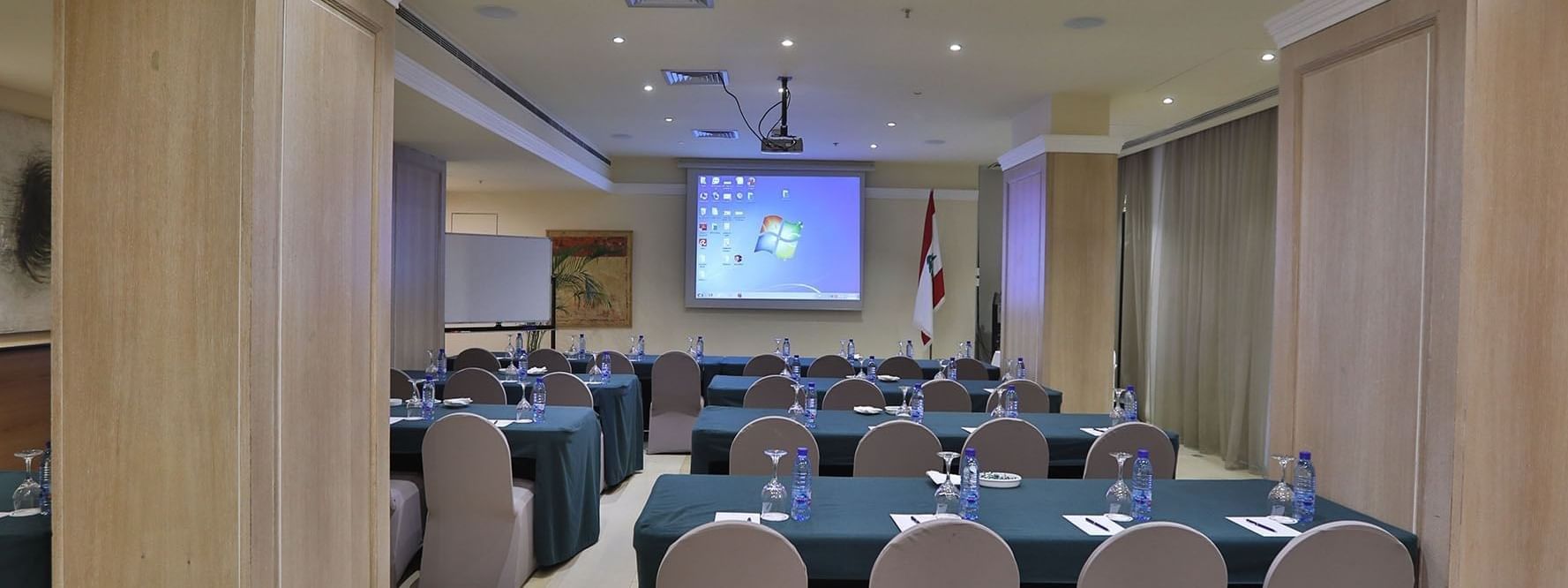 غرفة اجتماعات عادية