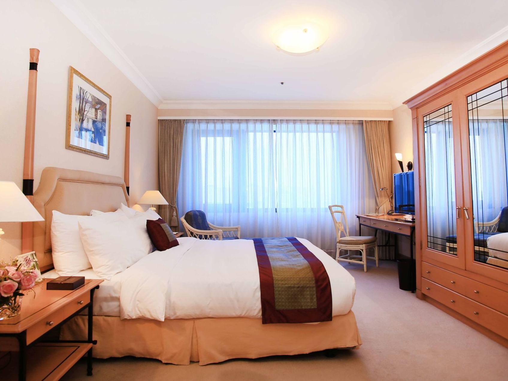 Deluxe Suite with one bed & closet at Hanoi Daewoo Hotel