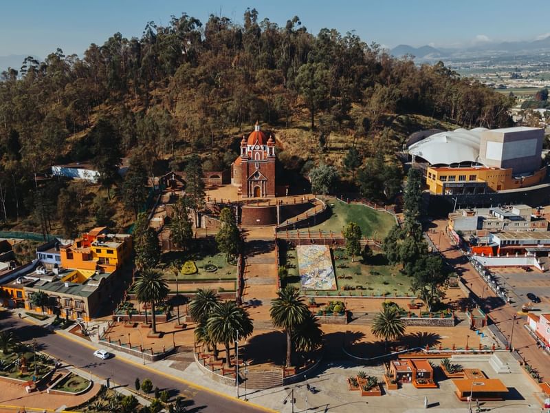 Vista aérea del Pueblo Mágico Metepec cerca de One Hotels