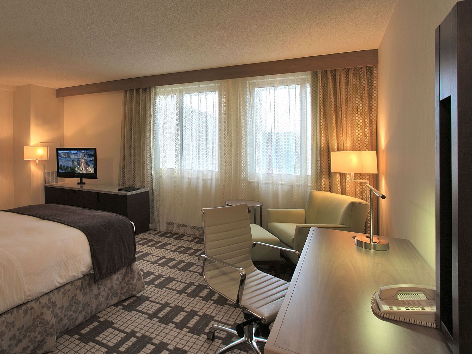 Interior of 1 Queen Bed Guest Room at Hotel Silver Spring