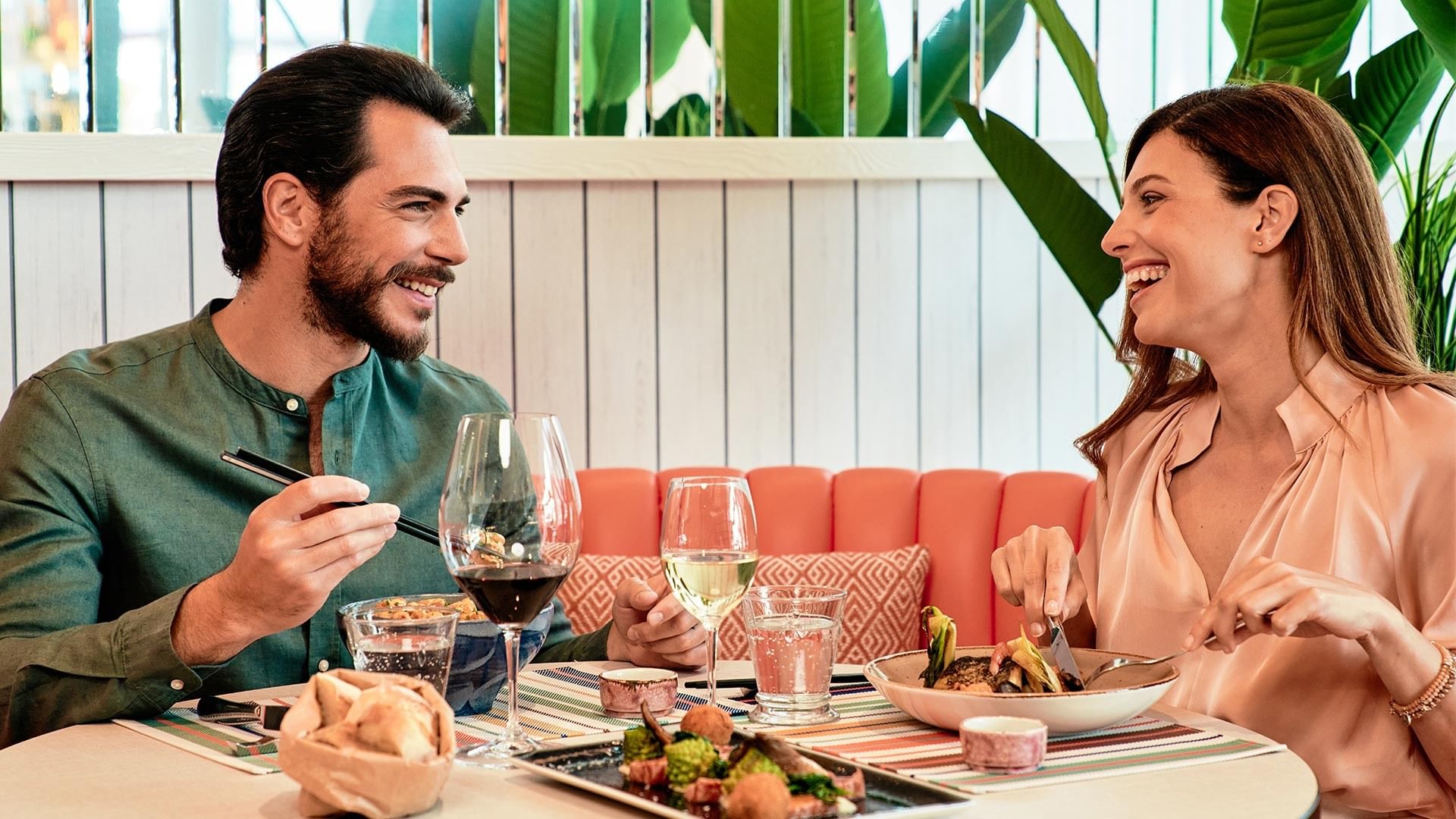 Coppia che cena insieme a un tavolo elegante al Falkensteiner Hotel & Spa Jesolo